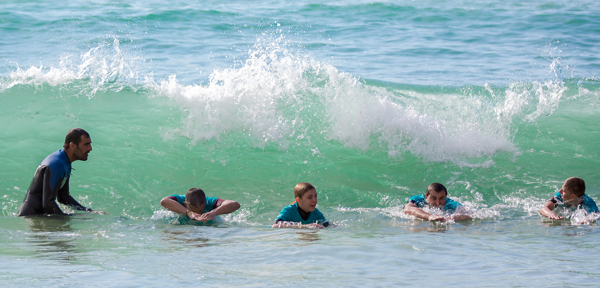 Un cours de surf commence toujours par du bodysurf dans les vagues de Bidart