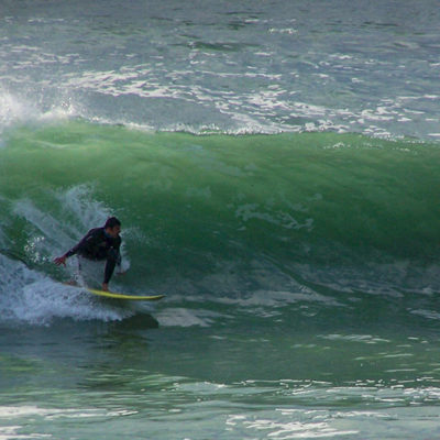Un surfeur sur les vagues du Pays Basque à Bidart
