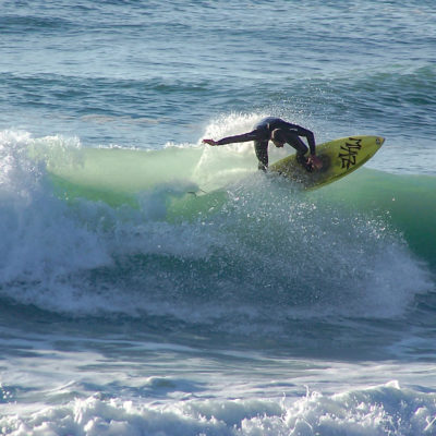 Un surfeur sur les vagues du Pays Basque à Bidart