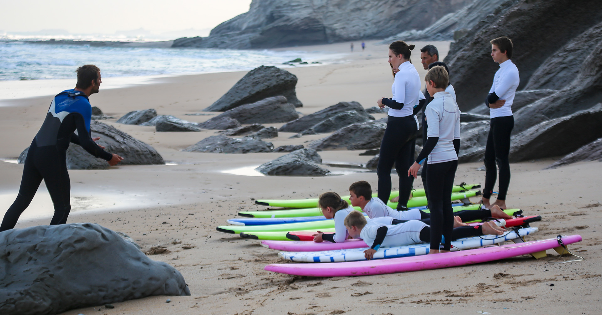 Aquality, groupe d'enfants en cours de surf à Bidart et Guéthary